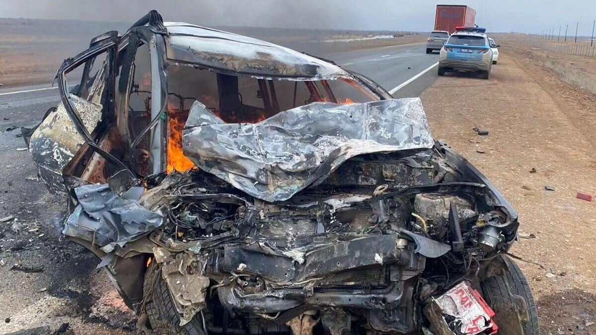 Два человека сгорели в авто в Атырауской области