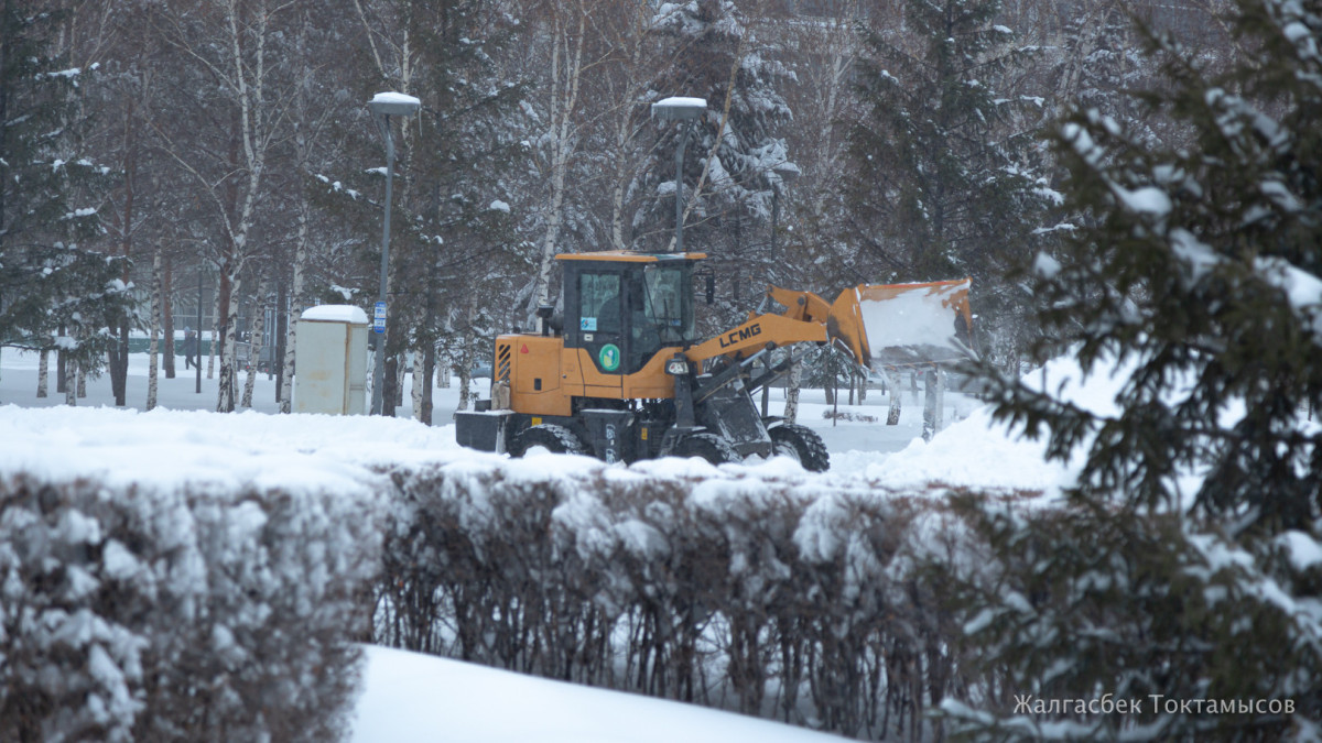 В Астане на уборку снега вышло более 1,1 тыс. единиц спецтехники
