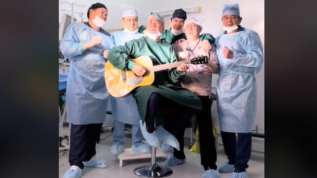 Хирург из Казахстана спел под гитару песню китайских карликов