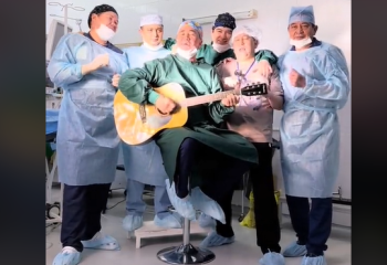 Хирург из Казахстана спел под гитару песню китайских карликов