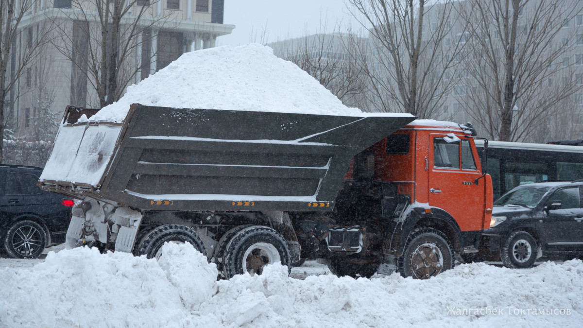 Более 2,5 тысяч дорожных рабочих задействованы в снегоуборке в Астане