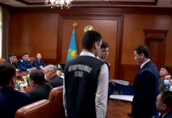Жиналыс үстінде алып кетті. Шымкентте басқарма басшысын ұстаған сәттің видеосы таралды