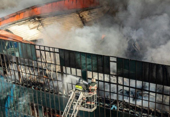 Крупный вещевой рынок горит в Семее, его не могут потушить 10 часов