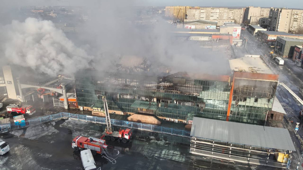 Сильный пожар охватил кровлю рынка в Семее
