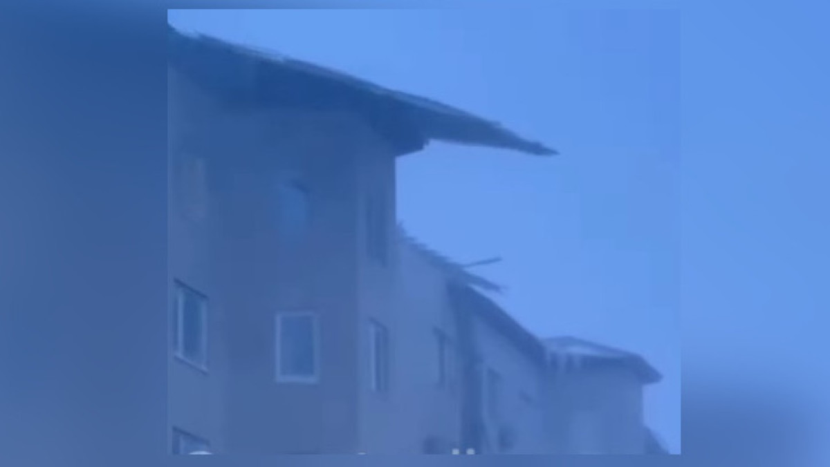Ураганным ветром в Актобе сорвало крышу дома