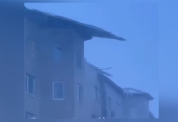 Ураганным ветром в Актобе сорвало крышу дома