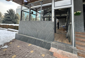 В Алматы сносят незаконные пристройки к кафе