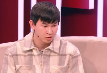 «Жын кірген». Зағип әнші Кенжебек Нұрдолдай әйелінің өзгеріп кеткенін айтты