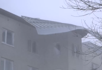 Ақтөбеде боран салдарынан үйлердің шатыры ұшып жатыр