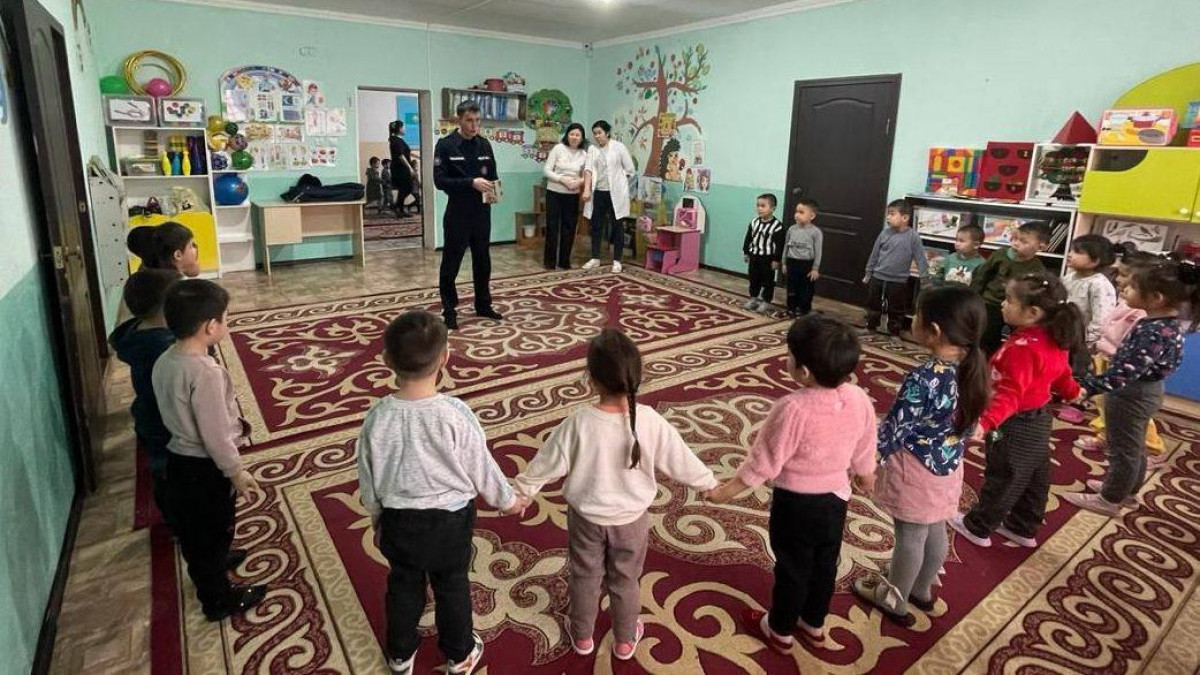 Жамбылские спасатели объяснили детсадовцам что делать при пожаре и землетрясении
