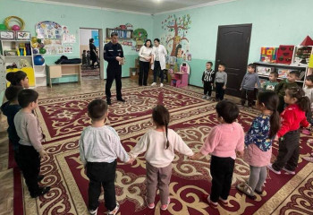 Жамбылские спасатели объяснили детсадовцам что делать при пожаре и землетрясении