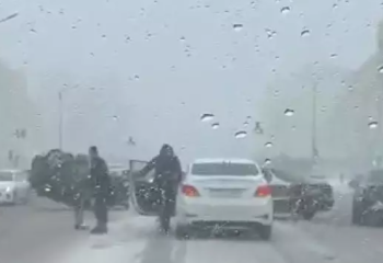 Астананың қақ ортасында көлік аударылып қалды