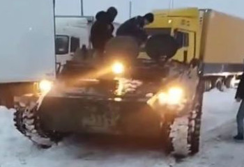 Буран в Актюбинской области: полицейские продолжают оказывать помощь на дорогах