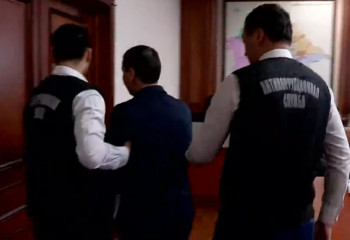 «Әкімнің бастамасы». Антикор Шымкентте жиналыс үстінде ұсталған шенеунікке қатысты пікір білдірді