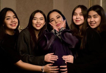 Алтынай Жорабаева бесінші қызын алғаш рет көпшілікке көрсетті