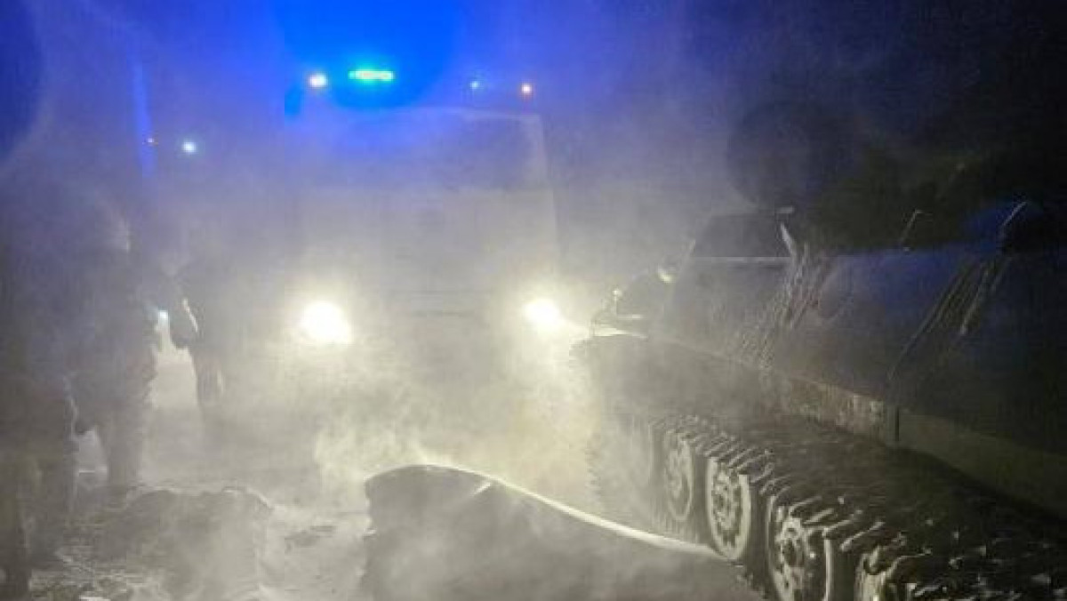 Военные помогают людям выбраться из снежного плена в Актюбинской области