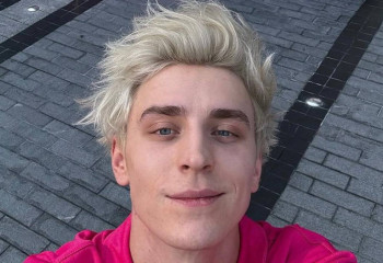 Блогер Влад Бумага скрывается от российских приставов