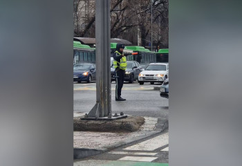 Шымкенттік жол полициясы қызметкері желі қолданушыларын тәнті етті