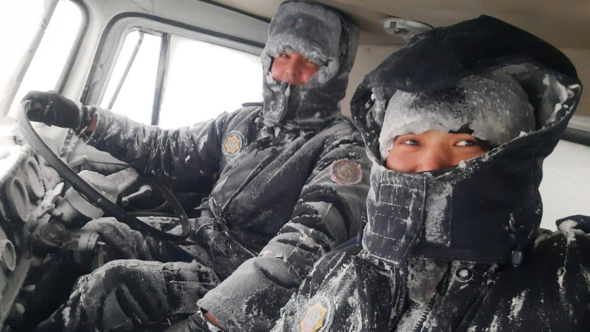 Более 650 человек эвакуировали из снежных заносов в Актюбинской области