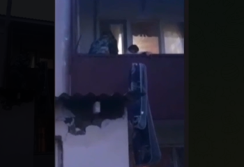 Полицейлер есінен танып, суық балконда қалып қойған әйелді құтқарды