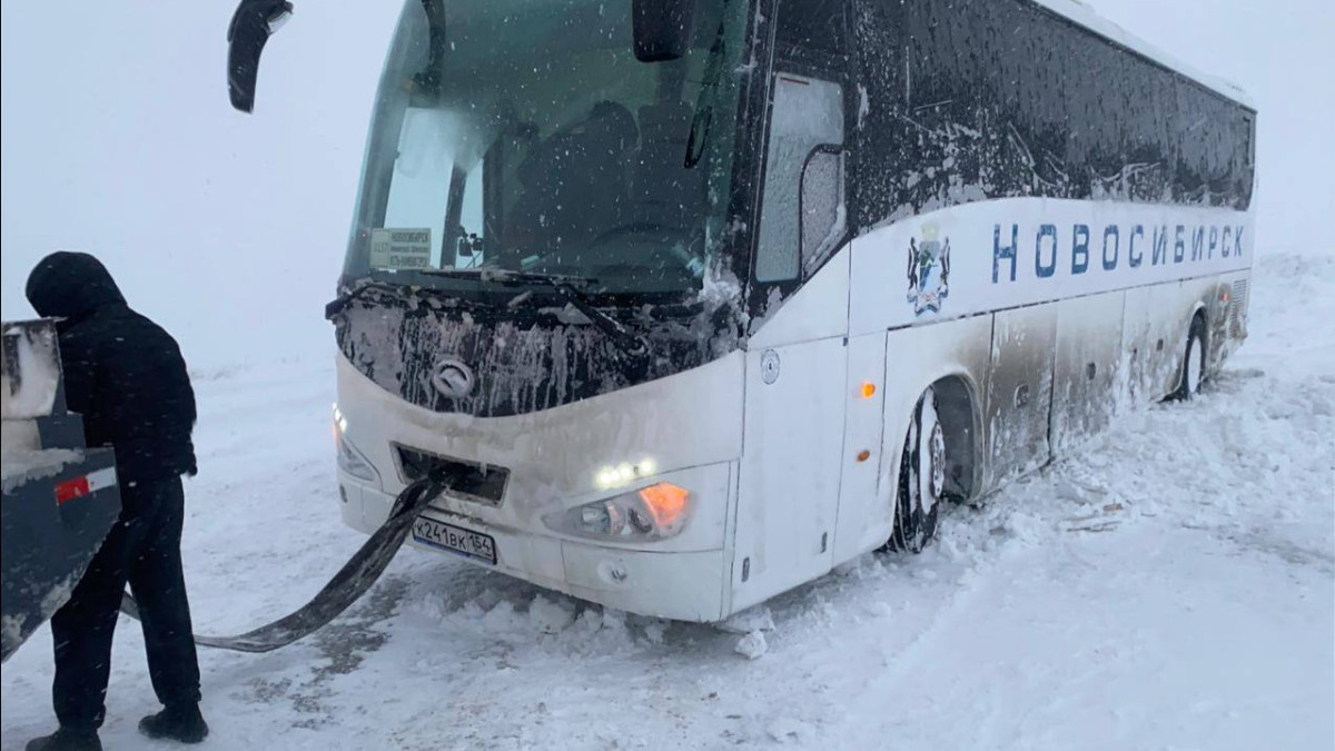 Автобус с пассажирами занесло на дороге на нейтральной территории между Казахстаном и Россией