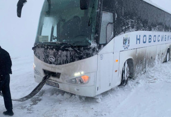 Автобус с пассажирами занесло на дороге на нейтральной территории между Казахстаном и Россией