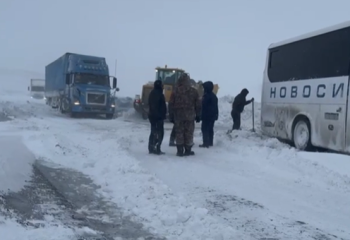 ШҚО-да жолаушылар мінген халықаралық автобус қар құрсауынан шығарылды