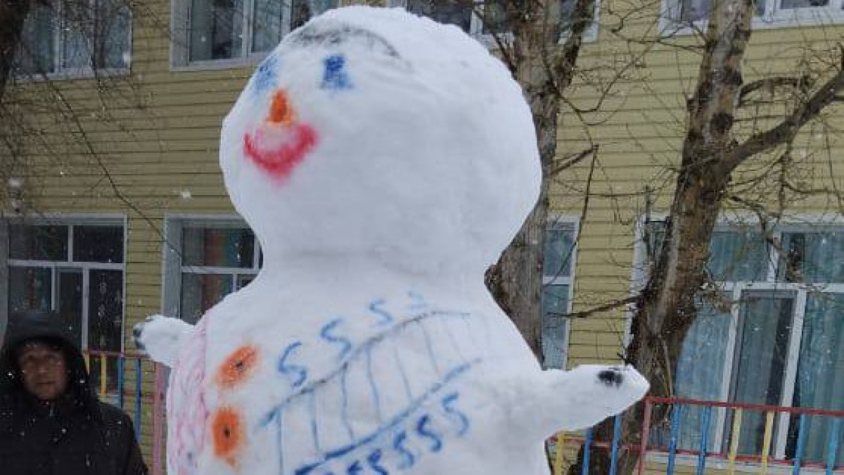 Спасенные иностранцы построили снеговика в благодарность спасателям МЧС