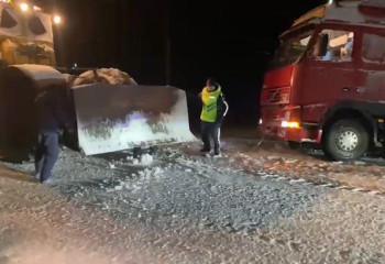 Ақмола облысында қар құрсауында қалған ауыр жүк көліктеріне полиция көмек көрсетті