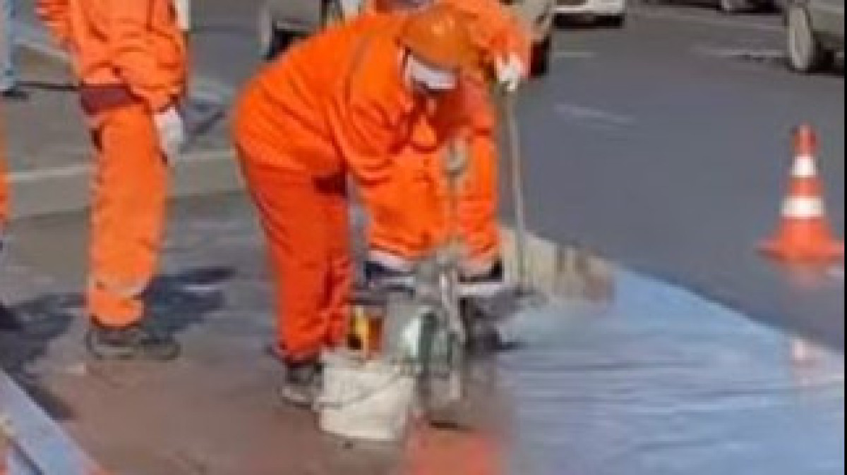 Актауские чиновники прокомментировали видео уборки воды совками