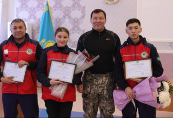 Науқасқа боранда жаяу барған жедел жәрдем қызметкерлері марапатталды