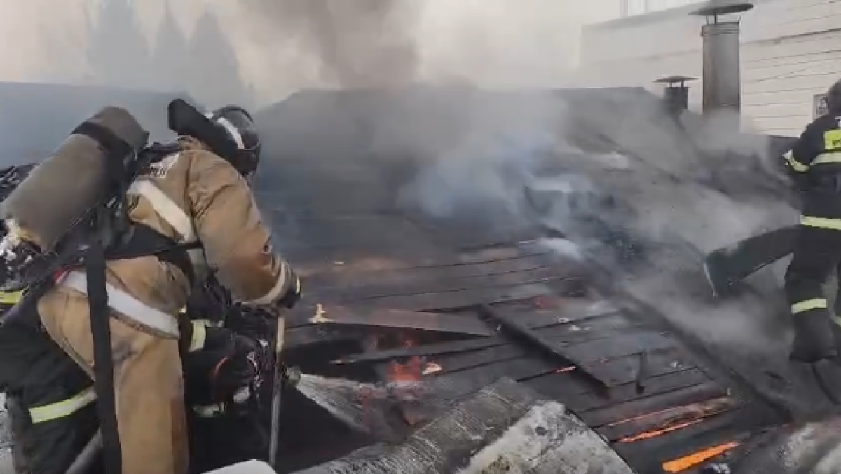 В Усть-Каменогорске загорелся ресторан