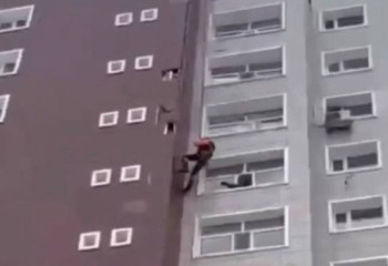 Астанада  құтқарушылар көпқабатты үйдің құлағалы тұрған сырқы жабынын төмен түсірді