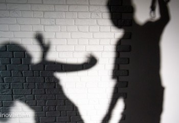 Девочку с 14 лет подсадили на наркотики и регулярно насиловали в Каскелене