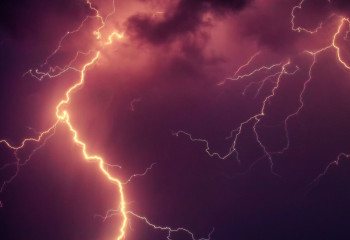 Футболиста убило молнией прямо во время товарищеского матча