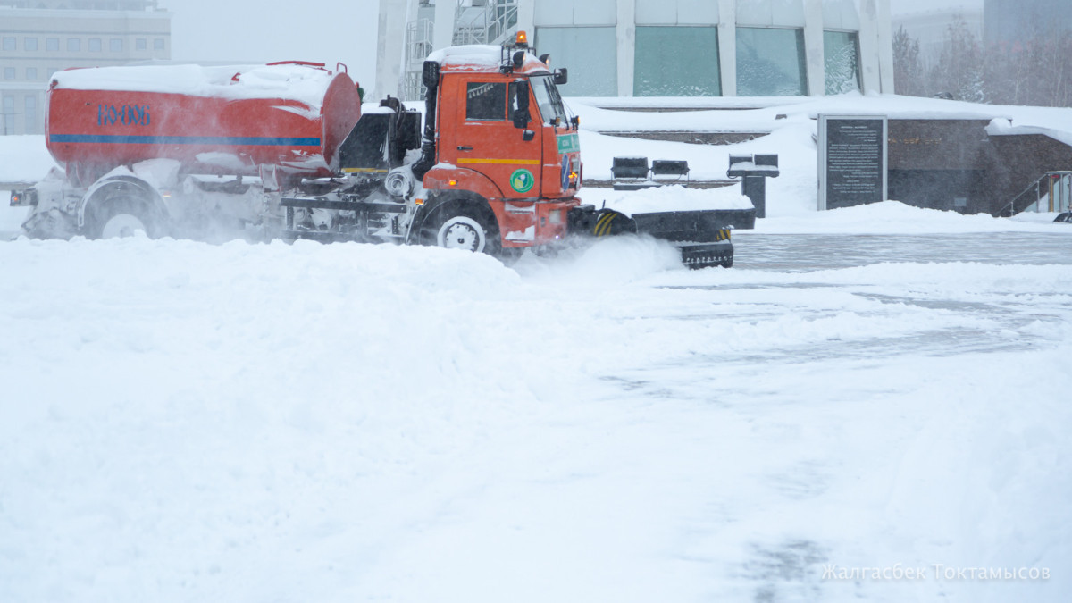 Больше 2 тысяч дорожных рабочих убирают снег в Астане