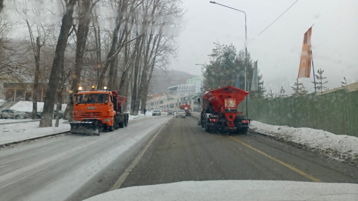 Алматинцы могут в WhatsApp пожаловаться на некачественную уборку снега
