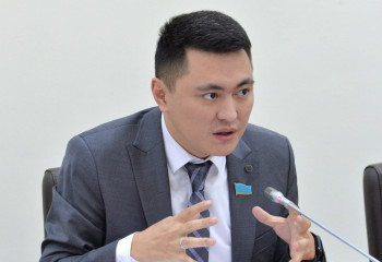 Өрт сөндірушілерге халықтың ақшасына майка, берцы және шұлық алып бердік – Дәулет Мұқаев