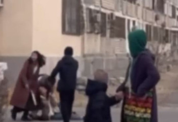 В Актау автомобиль сбил электросамокат с двумя людьми