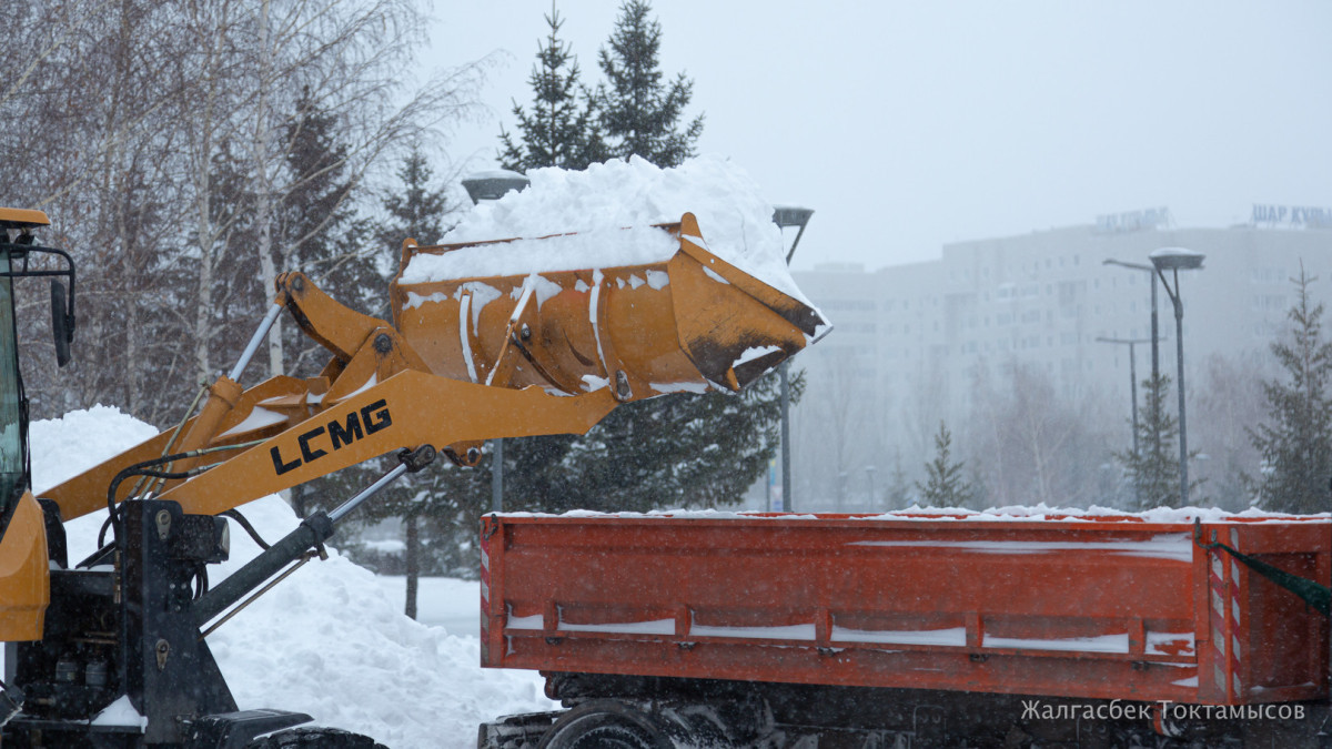 Почти 37 тысяч кубометров снега вывезли за день из Астаны