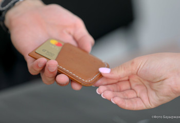 Ақтөбеде ер адам тауып алған банк картасымен 160 мың теңгеге сауда жасаған