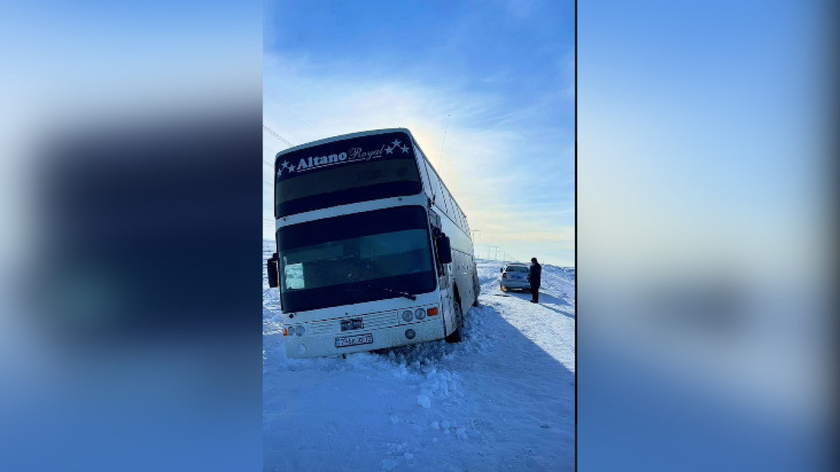 В Рудном автобус с иностранцами упал в кювет
