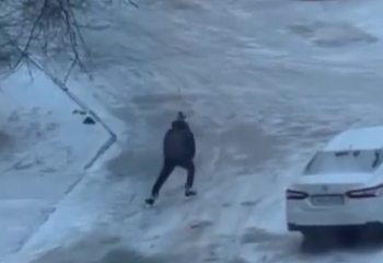 В Уральске жители надели коньки, чтобы передвигаться по заледенелым улицам