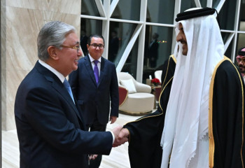 Катар әмірі Қасым-Жомарт Тоқаевты әуежайда жеке қарсы алды