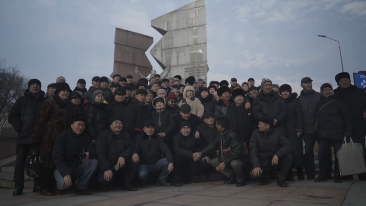 Участники Желтоксана собрались возле памятника «Тәуелсіздік таңы» в Алматы