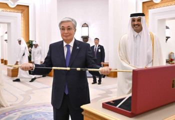 Токаеву вручили меч основателя Государства Катар