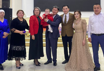 В Актау хирург стал почётным гостем на тұсаукесер малышки, которой он спас жизнь при рождении