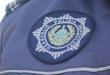 Учаскелік полицей бұрқасында жолда қалған дәрігерге көмектесті