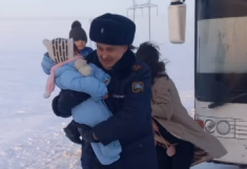 Автобус с 64 людьми сломался в буран на дороге в Акмолинской области