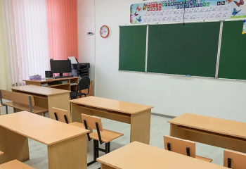 Павлодарда оқушының басына шкафтың сынған есігі құлап кетті